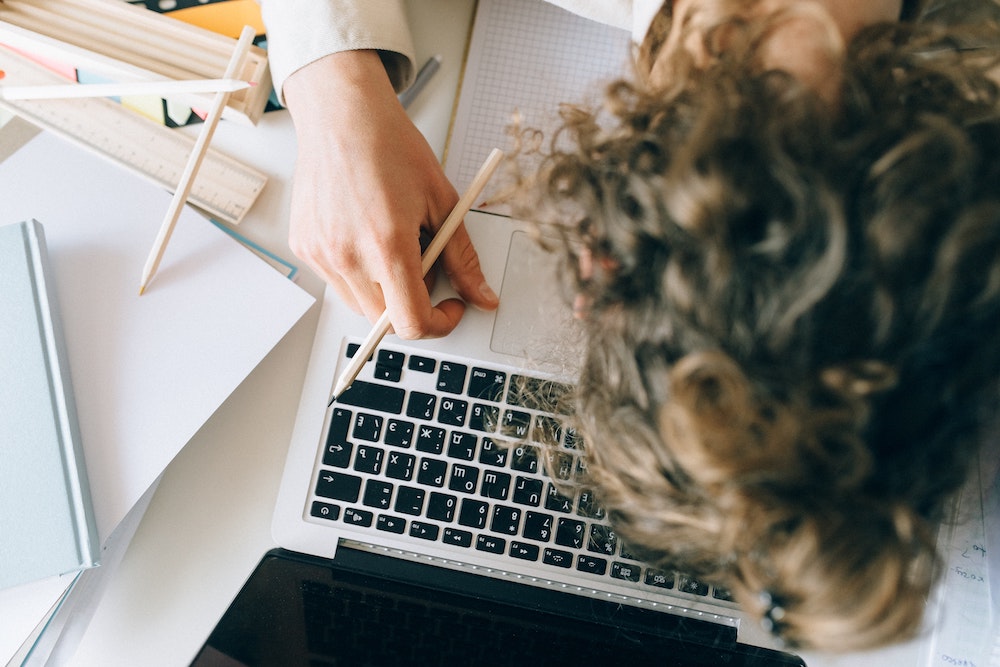 une femme fait un burn out sur son pc