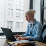 Une consultante en immobilier prépare ses objectifs sur son ordinateur