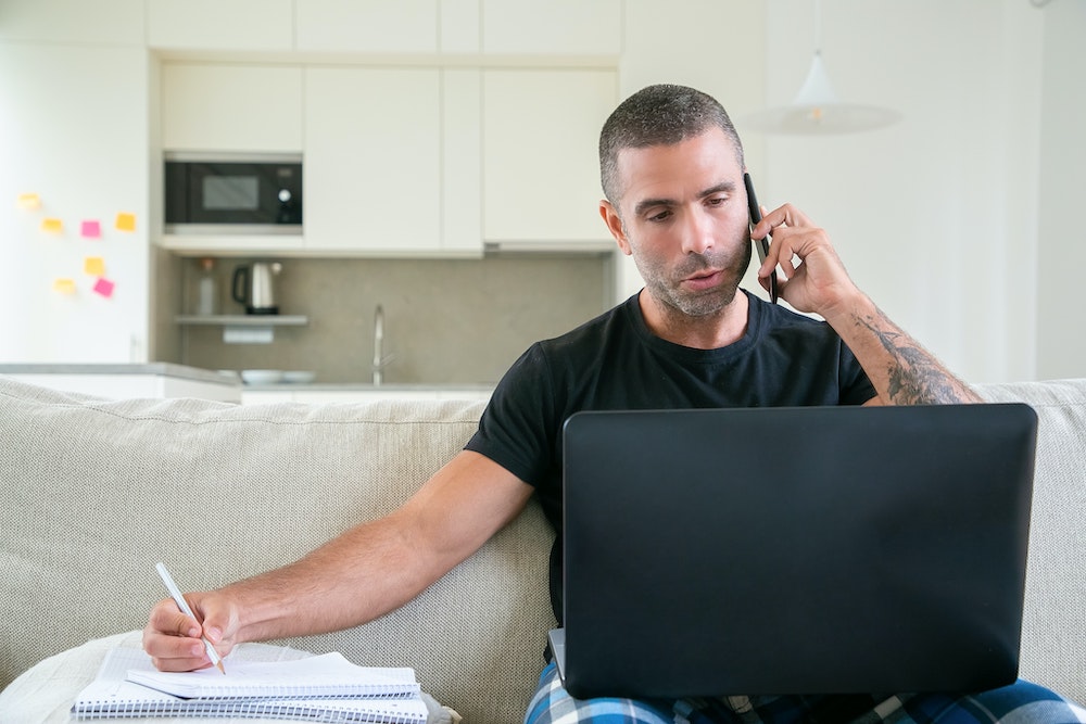 Un consultant immobilier en double activité efficace