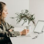 Gros plan d'une consultante en immo utilisant un ordinateur portable au bureau. Elle recherche des informations sur la productivité.