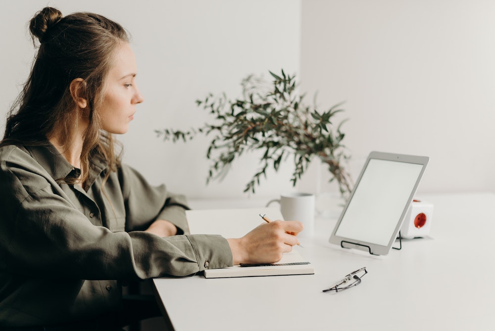 Gros plan d'une consultante en immo utilisant un ordinateur portable au bureau. Elle recherche des informations sur la productivité.