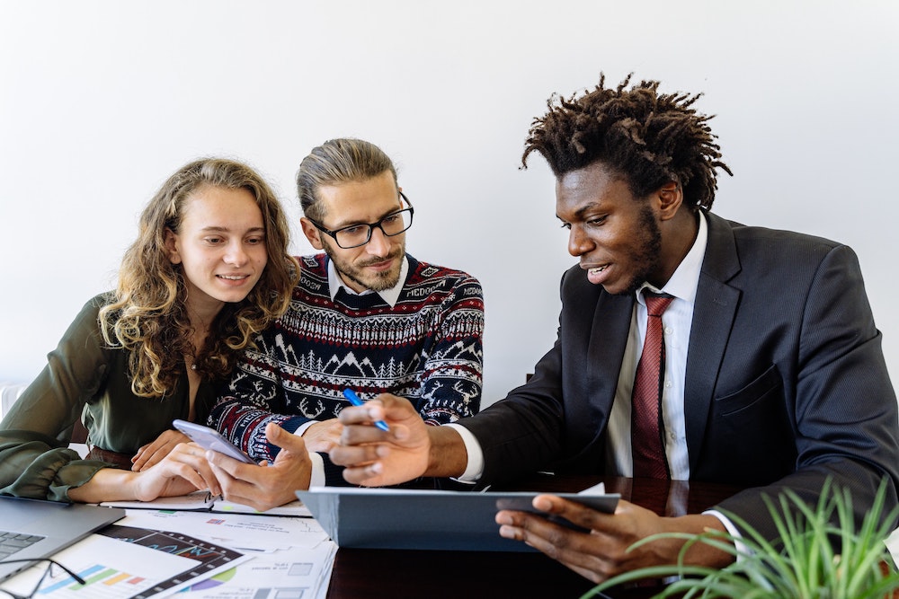 un consultant Efficity aide des clients à trouver un logement