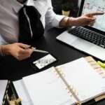 consultant immobilier travaillant sur la vente d'un bien