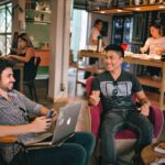 Consultants immobiliers de la génération Z au coworking