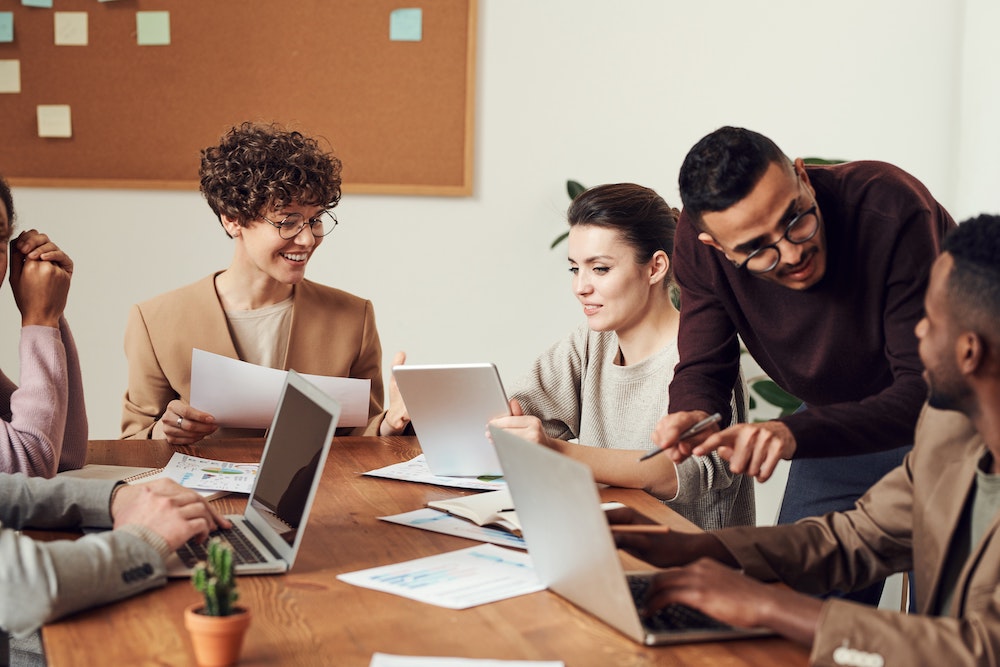 équipe de consultants immobiliers indépendants souriants