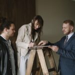 Un consultant immobilier indépendant fait signer une offre d'achat