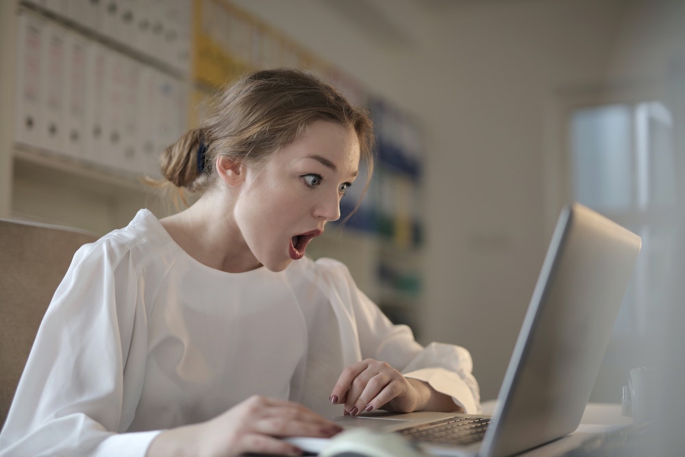 Une jeune femme cherche un appartement sur internet