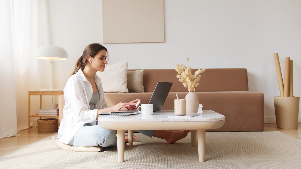 une femme productive sur son pc portable